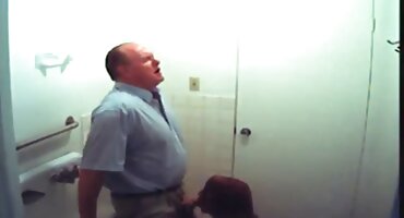 నైపుణ్యవంతమైన అందం ఒక ఆత్మవిశ్వాసం నిలబడి తెలుగు సెక్స్ వీడియోస్ కం పీల్చే