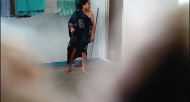 డి. డబ్ల్యు. ఈబ్ వీడియో సెక్స్ వీడియోస్ సే యొక్క టోంగ్వెక్స్పై విస్తృతంగా హస్త ప్రయోగం చేస్తాడు