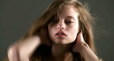 ఆకర్షణీయమైన సెక్స్ వీడియోస్ ఇన్ తెలుగు చిక్ మంచం మీద ఇవ్వడం ఆనందిస్తాడు