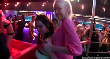 అమ్మాయి ప్రవేశించింది ఒక పెద్ద పురుషాంగము వంటి పరికరము లో ఆమె కంపించే పూకు సెక్స్ వీడియోస్ సెక్స్