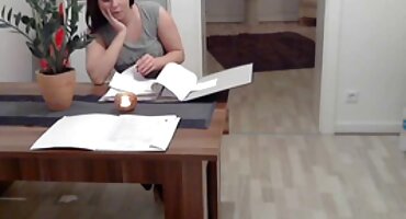 గార్జియస్ నల్లటి జుట్టు గల స్త్రీని sucks తెలుగు సెక్స్ వీడియోస్ cock slapping