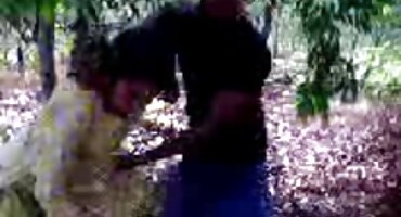 చారల మంచం మీద, అమ్మాయి ఆమె ఇష్టమైన వ్యక్తి ఇబ్బంది తెలుగు సెక్సీ వీడియోస్ పెట్టాడు