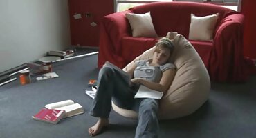 మహిళ కెమెరా ముందు ఇస్తుంది మరియు ఆంటీలు సెక్స్ వీడియోస్ సిగ్గుపడే మూలుగుల