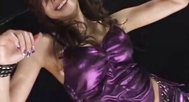 బ్లాండీ జాగ్రత్తగా ఆమె మోకాలు మీద ఆత్మవిశ్వాసం తెలుగు సిక్స్ వీడియో నిర్వహిస్తుంది