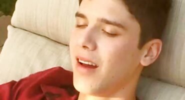 ఒక శాంతా క్లాజ్ దుస్తులు లో ఒక వ్యక్తి చెంప మీద ఒక తెలుగు అమ్మాయి సెక్స్ వీడియోస్ అమ్మాయి ముందుకు