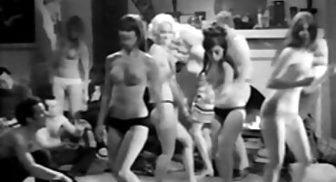 పచ్చబొట్టు బిచ్ మనిషి ముందు ఆమె కాళ్ళు సెక్స్ వీడియోస్ ఇన్ తెలుగు వ్యాపిస్తుంది