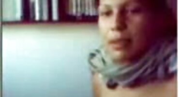 పొరుగు ఒక మహిళ యొక్క పూకు లో తన చేతి కదిలిస్తుంది తేలుగు సేక్స్ వీడియో పంప్