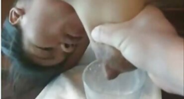 పట్టుబట్టారు కుర్చీ మీద సన్నని నల్లటి జుట్టు గల స్త్రీని సెక్స్ వీడియోస్ సెక్స్ వీడియోస్ గర్వంగా