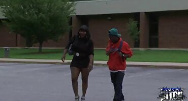 బగ్గర్డ్ నల్లటి జుట్టు గల స్త్రీని శృంగారమైన మసాజర్ తెలుగు ఆంటీ సెక్స్ వీడియోస్ లొంగిపోయాడు